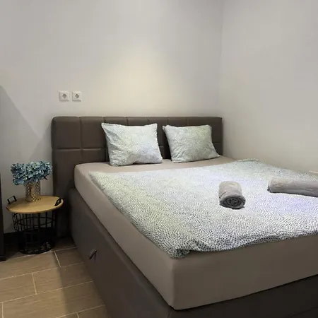 Dorothy Apartment *